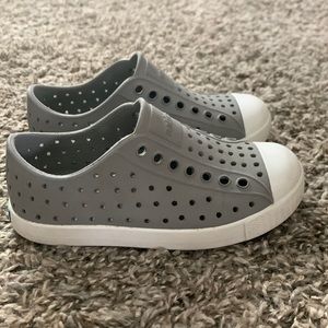 Native Jefferson size 9. Gray and White.